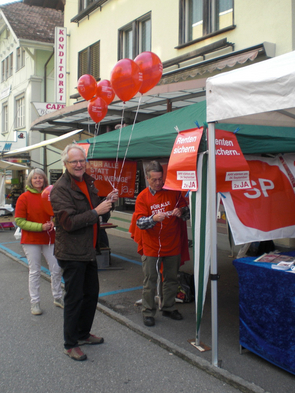 Die Helfer am Stand der SP sind bereit