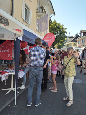 Interessierte Besucher:innen vor dem SP-Stand