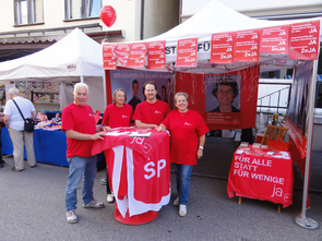 Der Marktstand der SP Spiez mit 2 Kandidatinnen und 2 Kandidaten