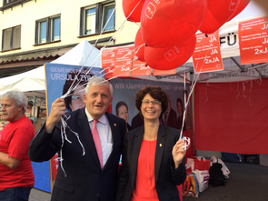 Hans Stöckli unterstützt auch in diesem Jahr die Sektion Spiez mit seinem Besuch am Märitstand, hier mit Ursula Zybach, unserer Kandidatin fürs Gemeindepräsidium