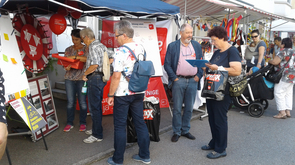 Foto: Interessierte Märitbesucherinnen und -besucher am SP-Stand