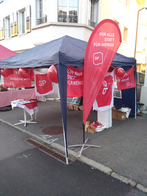 Marktstand der SP Spiez mit Fahnen